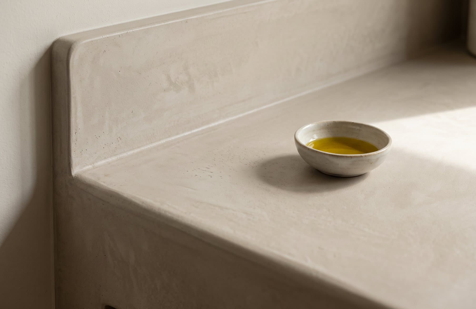 Close-up of the rounded counter edge running up into the backsplash without a joint